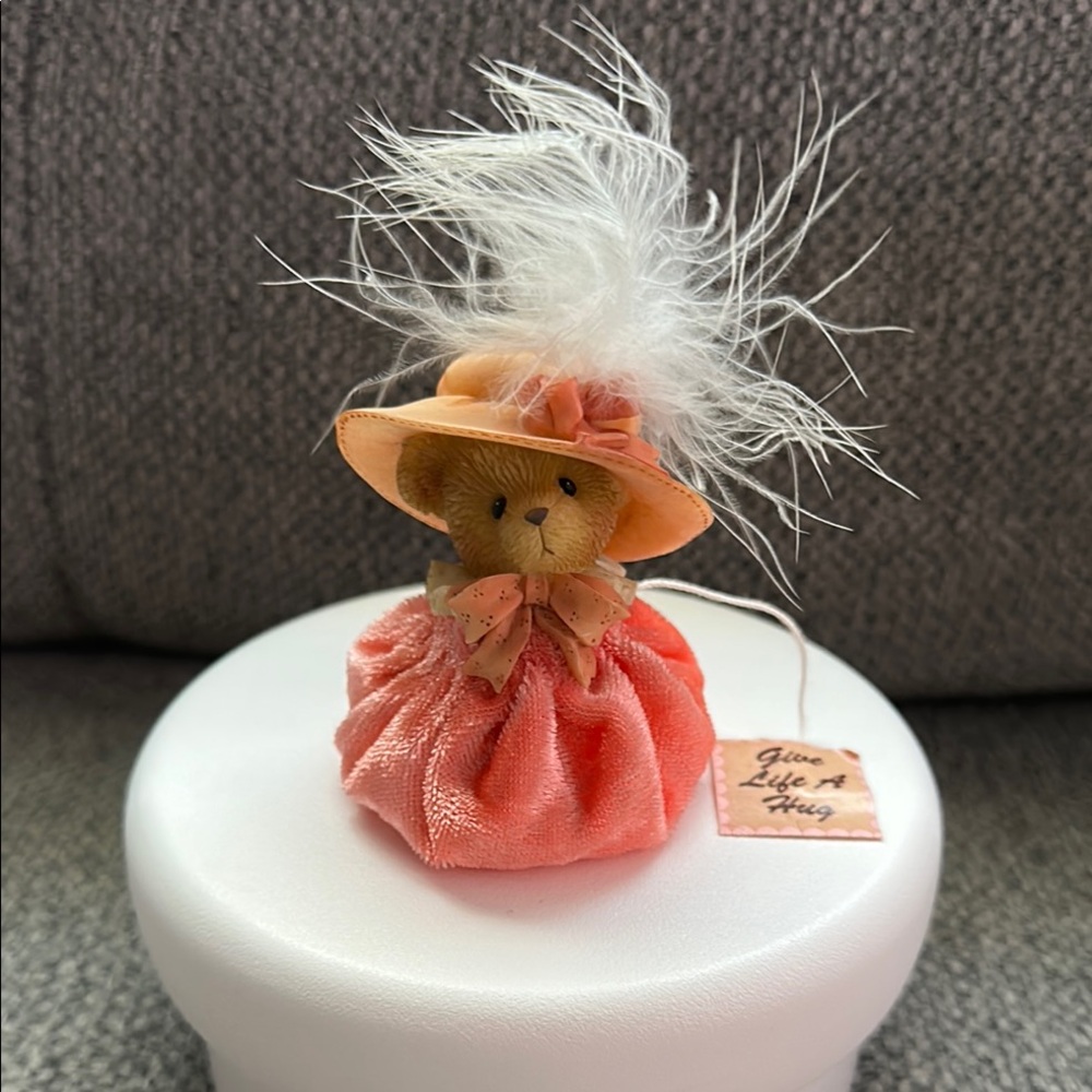 🧸 Cherished Teddies Peach Spring Bonnet Figurine “Give Life a Hug”